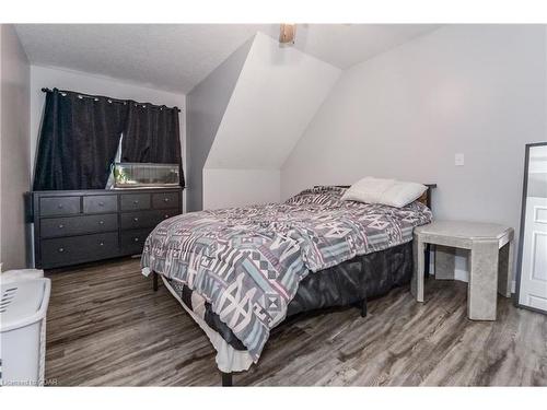 421 Wellington Rd 18, Fergus, ON - Indoor Photo Showing Bedroom