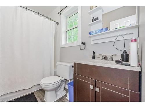 421 Wellington Rd 18, Fergus, ON - Indoor Photo Showing Bathroom