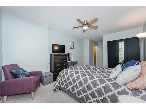 23-60 Ptarmigan Drive, Guelph, ON - Indoor Photo Showing Bedroom