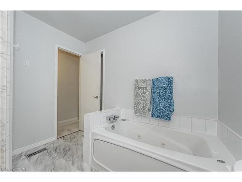 23-60 Ptarmigan Drive, Guelph, ON - Indoor Photo Showing Bathroom