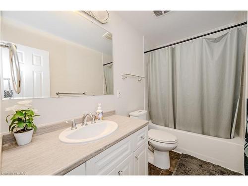 31 Sharon Avenue, Welland, ON - Indoor Photo Showing Bathroom