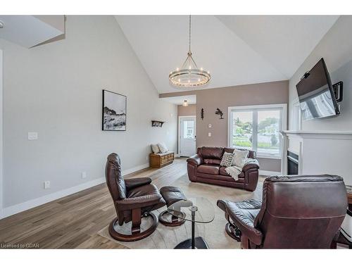 18-744 Nelson Street W, Port Dover, ON - Indoor Photo Showing Living Room