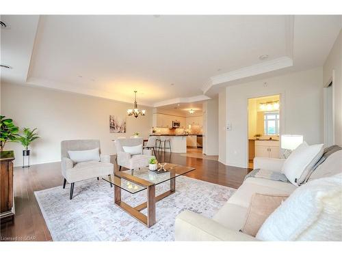 406-65 Bayberry Drive, Guelph, ON - Indoor Photo Showing Living Room