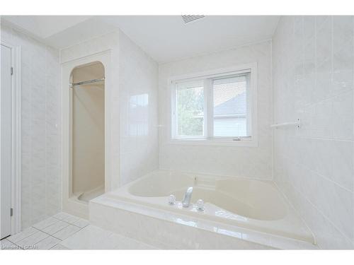 38 Weir Drive, Guelph, ON - Indoor Photo Showing Bathroom