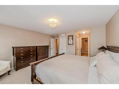 13-461 Columbia Street W, Waterloo, ON - Indoor Photo Showing Bedroom