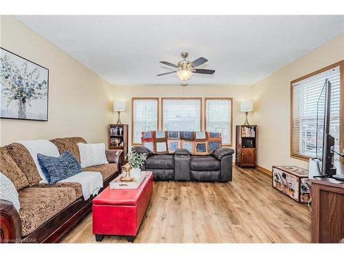 41 Cedarbush Crescent Pvt Crescent, Puslinch, ON - Indoor Photo Showing Living Room