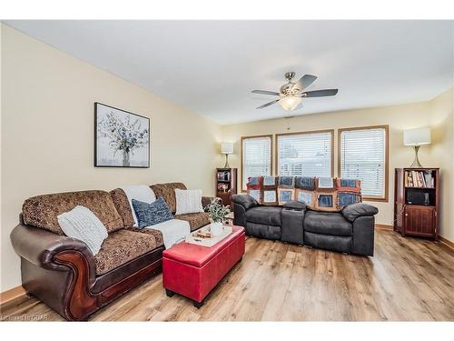 41 Cedarbush Crescent Pvt Crescent, Puslinch, ON - Indoor Photo Showing Living Room