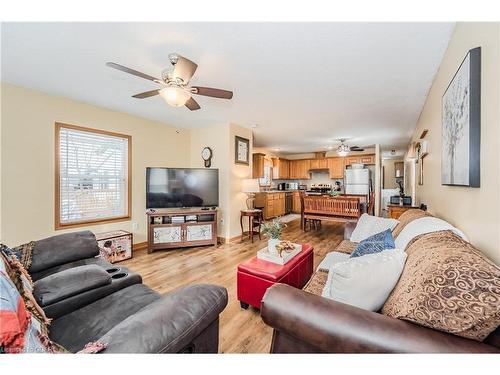 41 Cedarbush Crescent Pvt Crescent, Puslinch, ON - Indoor Photo Showing Living Room