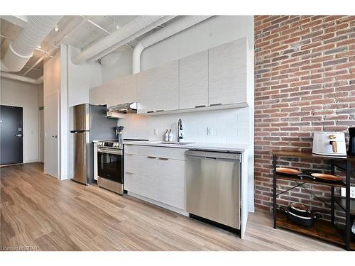 301-120 Huron Street, Guelph, ON - Indoor Photo Showing Kitchen