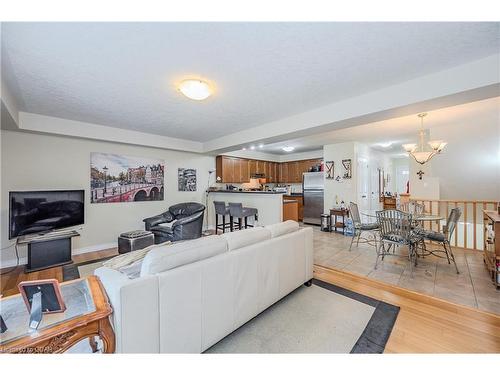 51-167 Arkell Road, Guelph, ON - Indoor Photo Showing Living Room