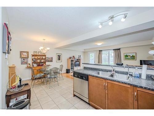 51-167 Arkell Road, Guelph, ON - Indoor Photo Showing Kitchen