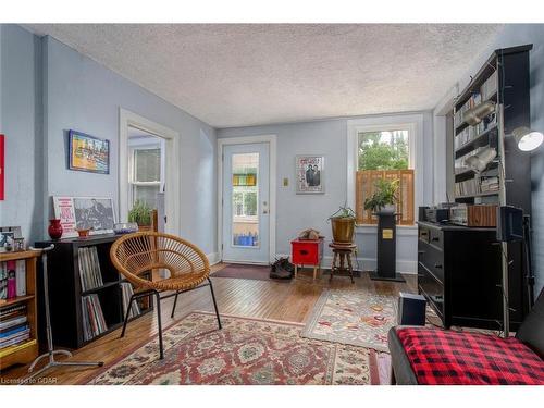 10 Pearl Street, Guelph, ON - Indoor Photo Showing Living Room