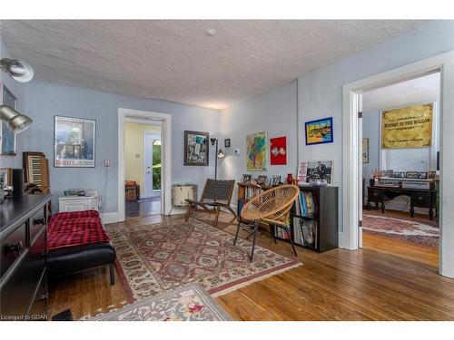 10 Pearl Street, Guelph, ON - Indoor Photo Showing Living Room