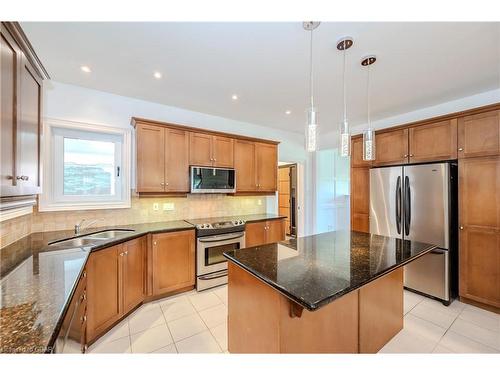 32 Forest Ridge Road, Erin, ON - Indoor Photo Showing Kitchen With Double Sink