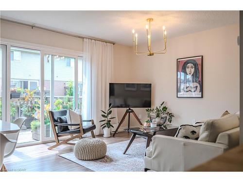 17-361 Arkell Road, Guelph, ON - Indoor Photo Showing Living Room