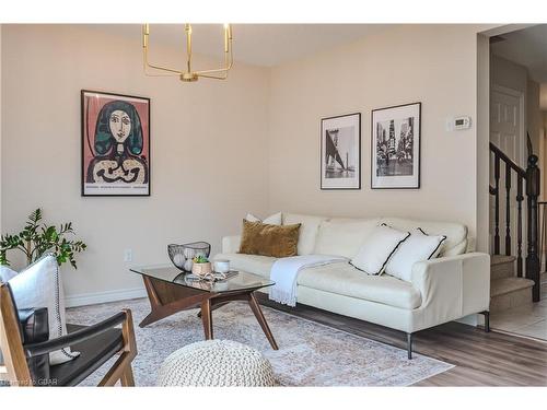 17-361 Arkell Road, Guelph, ON - Indoor Photo Showing Living Room