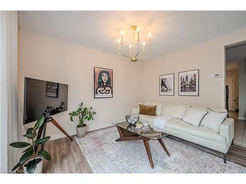 17-361 Arkell Road, Guelph, ON - Indoor Photo Showing Living Room