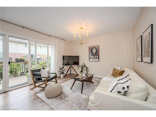 17-361 Arkell Road, Guelph, ON - Indoor Photo Showing Living Room