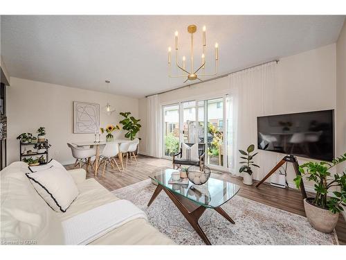 17-361 Arkell Road, Guelph, ON - Indoor Photo Showing Living Room