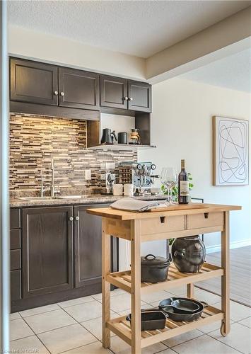 17-361 Arkell Road, Guelph, ON - Indoor Photo Showing Kitchen