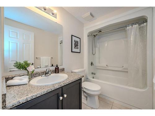 17-361 Arkell Road, Guelph, ON - Indoor Photo Showing Bathroom