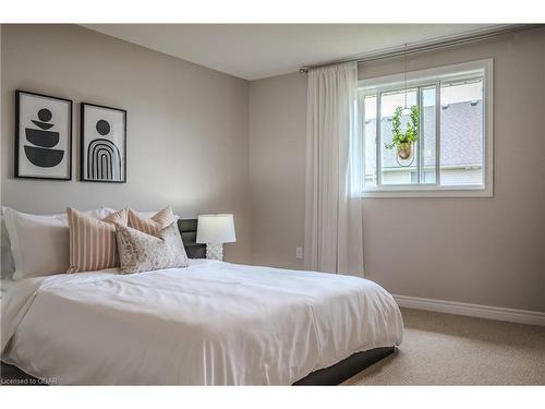 17-361 Arkell Road, Guelph, ON - Indoor Photo Showing Bedroom