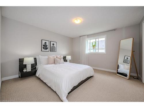 17-361 Arkell Road, Guelph, ON - Indoor Photo Showing Bedroom