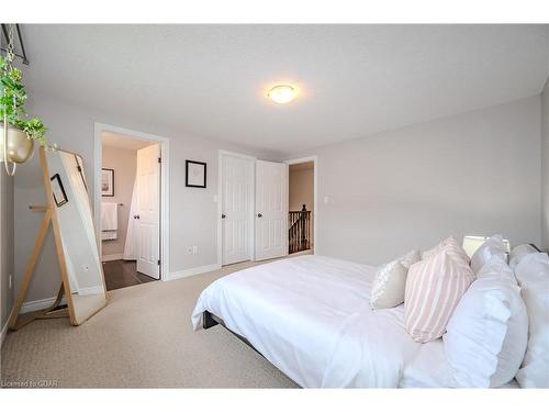 17-361 Arkell Road, Guelph, ON - Indoor Photo Showing Bedroom