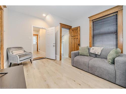 44 Roseview Avenue, Cambridge, ON - Indoor Photo Showing Living Room