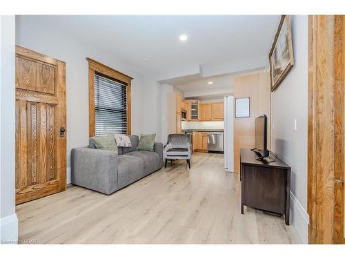 44 Roseview Avenue, Cambridge, ON - Indoor Photo Showing Living Room