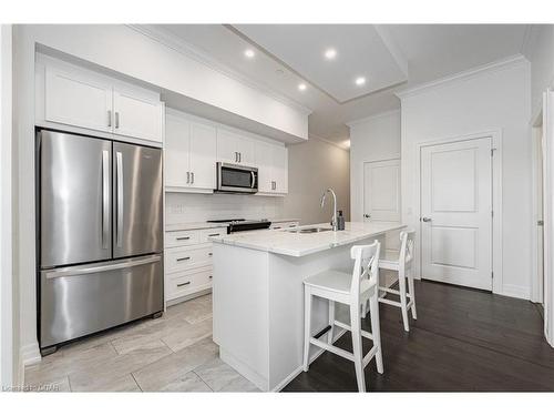 201-1880 Gordon Street, Guelph, ON - Indoor Photo Showing Kitchen With Upgraded Kitchen