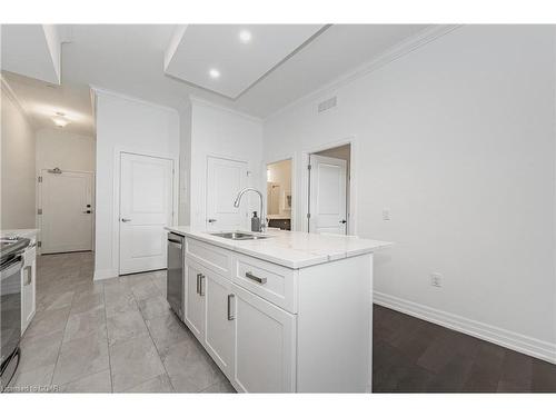 201-1880 Gordon Street, Guelph, ON - Indoor Photo Showing Kitchen