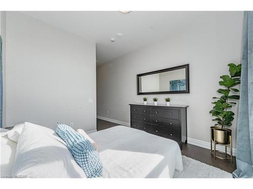 201-1880 Gordon Street, Guelph, ON - Indoor Photo Showing Bedroom