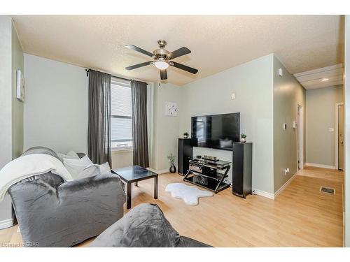 32 Ramore Street, Cambridge, ON - Indoor Photo Showing Living Room