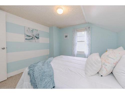 32 Ramore Street, Cambridge, ON - Indoor Photo Showing Bedroom