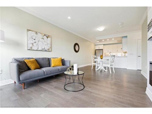 308-1878 Gordon Street, Guelph, ON - Indoor Photo Showing Living Room