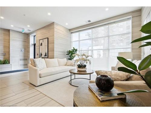 308-1878 Gordon Street, Guelph, ON - Indoor Photo Showing Living Room