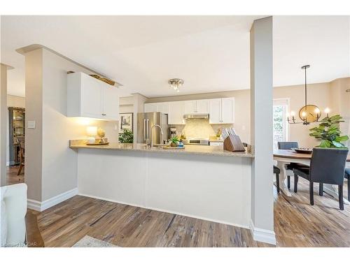 123 Academy Place, Rockwood, ON - Indoor Photo Showing Kitchen With Upgraded Kitchen