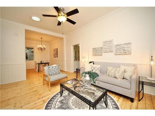 38 Ontario Street, Guelph, ON - Indoor Photo Showing Living Room