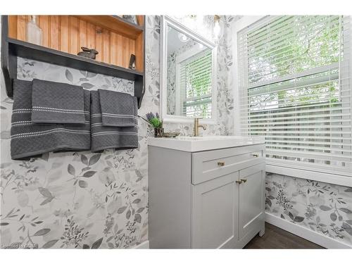 260 Garafraxa Street E, Fergus, ON - Indoor Photo Showing Bathroom