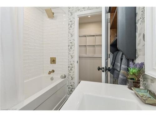 260 Garafraxa Street E, Fergus, ON - Indoor Photo Showing Bathroom