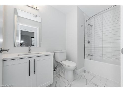 205-332 Gosling Gardens, Guelph, ON - Indoor Photo Showing Bathroom