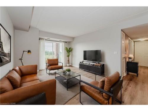 303-103 Westminster Crescent, Fergus, ON - Indoor Photo Showing Living Room