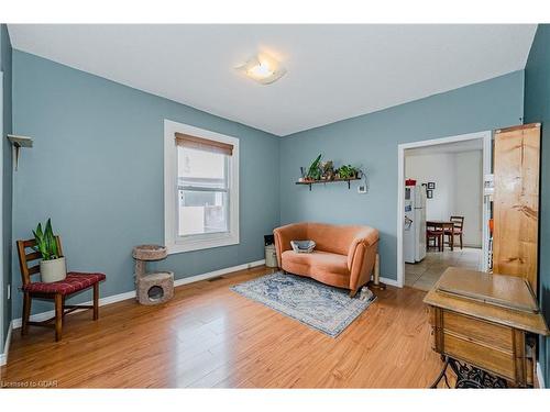 90 Neeve Street, Guelph, ON - Indoor Photo Showing Living Room