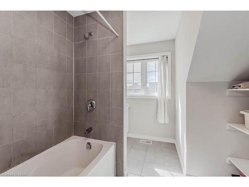 12A-85 Mullin Drive, Guelph, ON - Indoor Photo Showing Bathroom