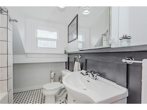 39 Harris Street, Guelph, ON - Indoor Photo Showing Bathroom