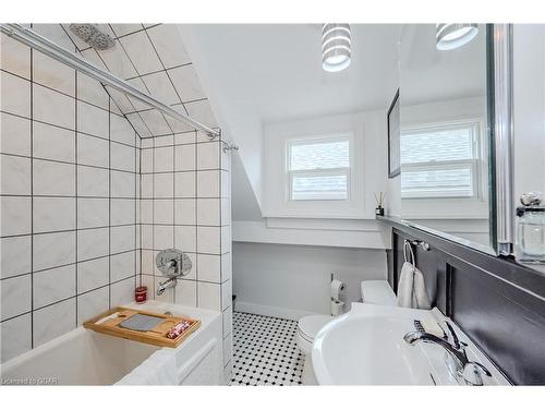 39 Harris Street, Guelph, ON - Indoor Photo Showing Bathroom