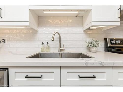 9 Warren Street, Guelph, ON - Indoor Photo Showing Kitchen With Double Sink With Upgraded Kitchen