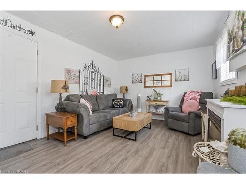 31 Geddes Street, Elora, ON - Indoor Photo Showing Living Room