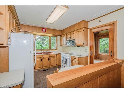 7216 Wellington Rd 124 Road, Guelph/Eramosa, ON - Indoor Photo Showing Kitchen With Double Sink